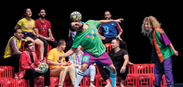Acrobates marocains dans un décor en couleurs